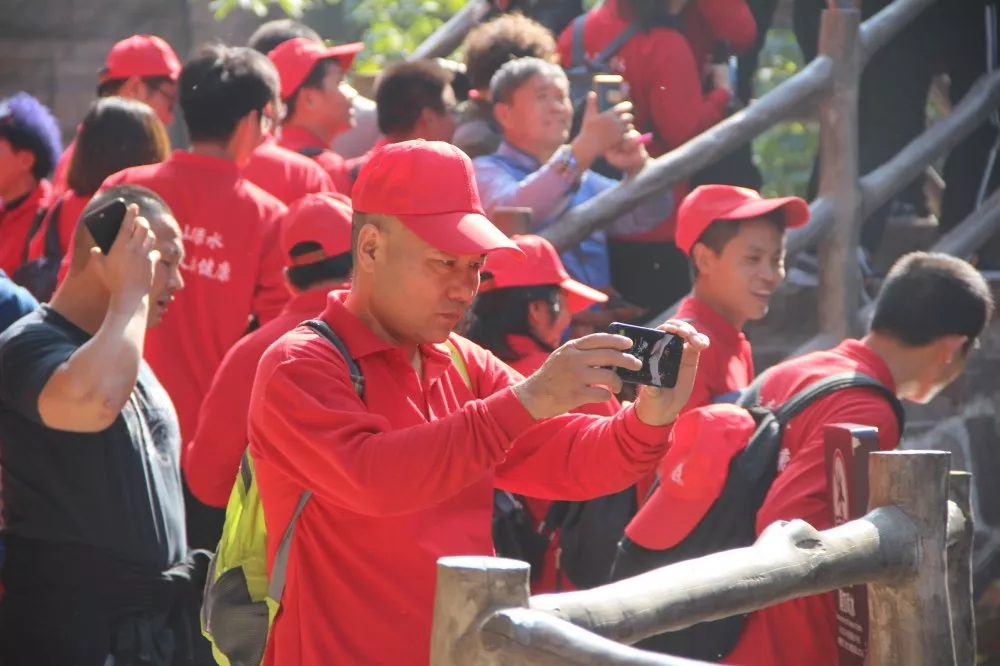 万仙山路弯弯，云飞逐梦志气坚